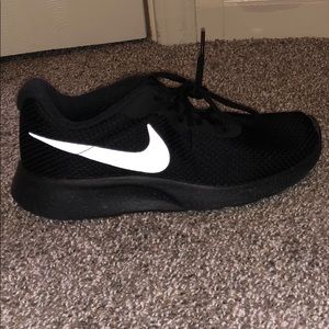all black nike shoes